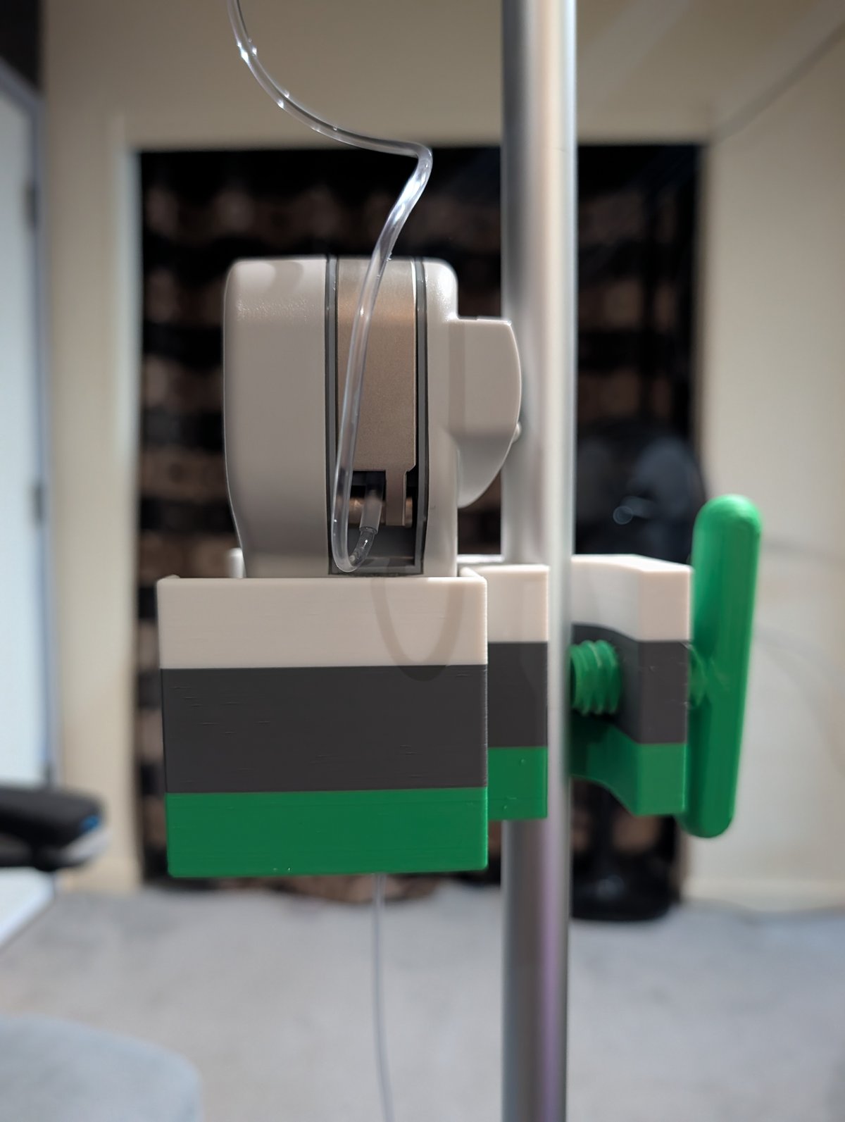 V2 mount — rear with thumbscrew